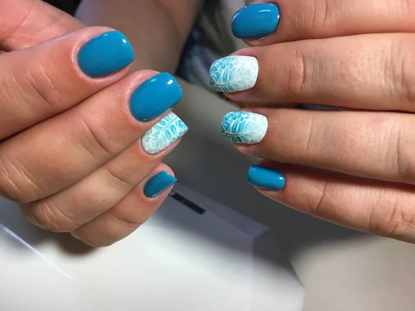 Moda Manicure Azul Com Gradiente Branco — Fotografia de Stock