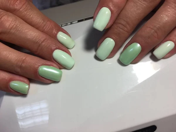 Modieuze Manicure Van Turquoise Kleur Met Pearl Design — Stockfoto