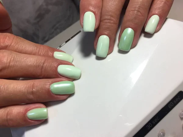 Modieuze Manicure Van Turquoise Kleur Met Pearl Design — Stockfoto