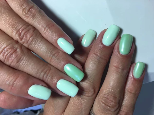 Modieuze Manicure Van Turquoise Kleur Met Pearl Design — Stockfoto