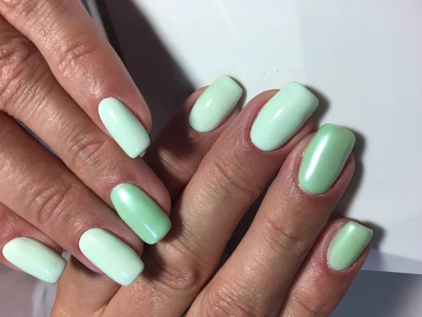 Modieuze Manicure Van Turquoise Kleur Met Pearl Design — Stockfoto