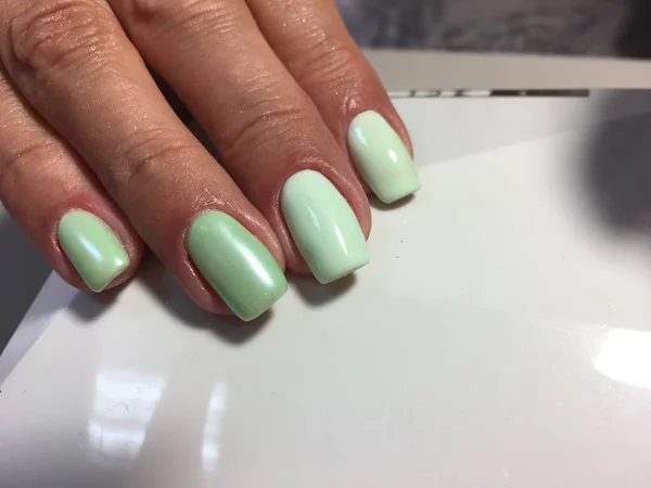 Modny Manicure Turkusowy Kolor Pearl Design — Zdjęcie stockowe