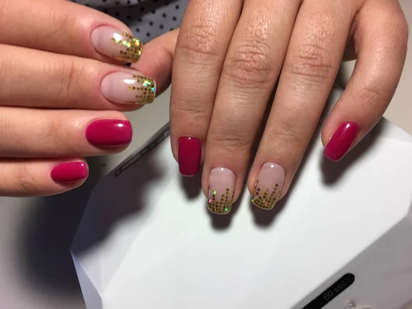 Modny Manicure Czerwony Piękny Projekt Pąki Złoty — Zdjęcie stockowe