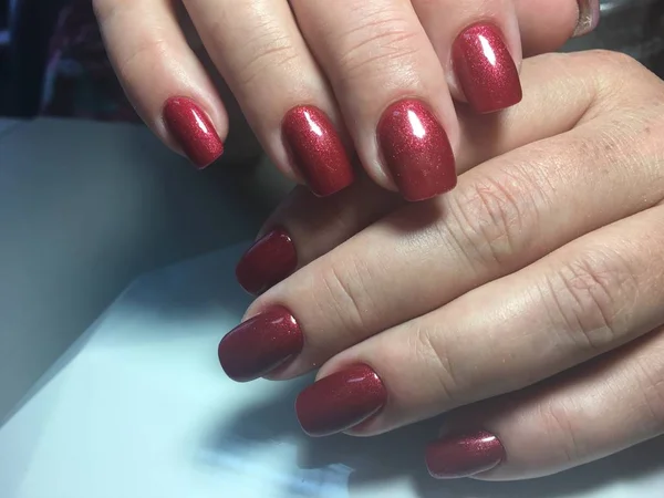 Manicura Roja Moda Con Lentejuelas Uñas Cortas —  Fotos de Stock