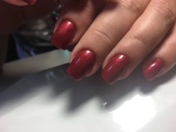 Manicure Rossa Alla Moda Con Paillettes Unghie Corte — Foto Stock