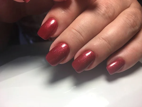 Manicure Vermelho Moda Com Lantejoulas Pregos Curtos — Fotografia de Stock