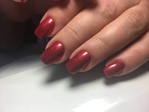 Modny Manicure Czerwony Cekinami Krótkie Paznokcie — Zdjęcie stockowe