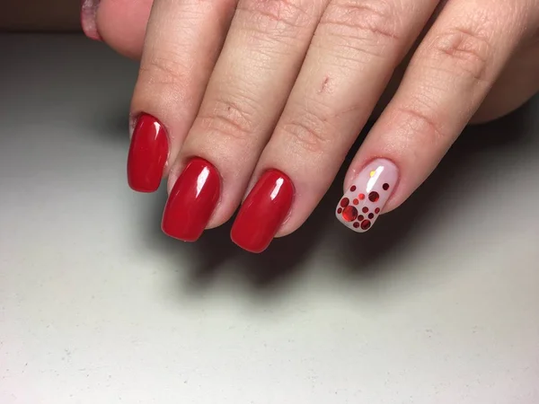 Manicura Roja Moda Con Dulces Rojos Las Uñas Largas —  Fotos de Stock