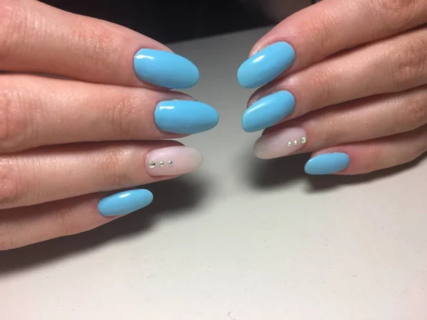 Manicure Blu Alla Moda Con Design Beige Opaco Strass — Foto Stock