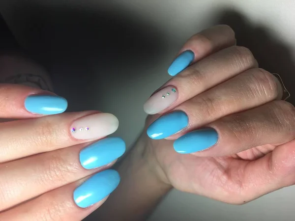Trendy Blauwe Manicure Met Beige Matte Design Strass — Stockfoto