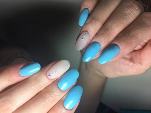 Modny Manicure Niebieski Beżowy Matowy Projekt Cyrkonie — Zdjęcie stockowe