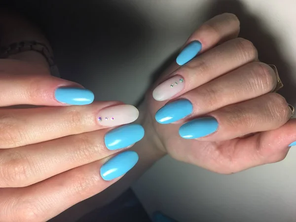 Modny Manicure Niebieski Beżowy Matowy Projekt Cyrkonie — Zdjęcie stockowe