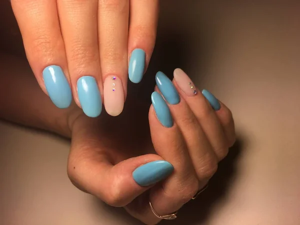 Trendy Blauwe Manicure Met Beige Matte Design Strass — Stockfoto