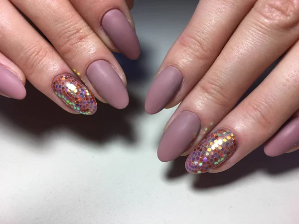 Modieuze Beige Mat Manicure Met Een Glanzende Dizain — Stockfoto