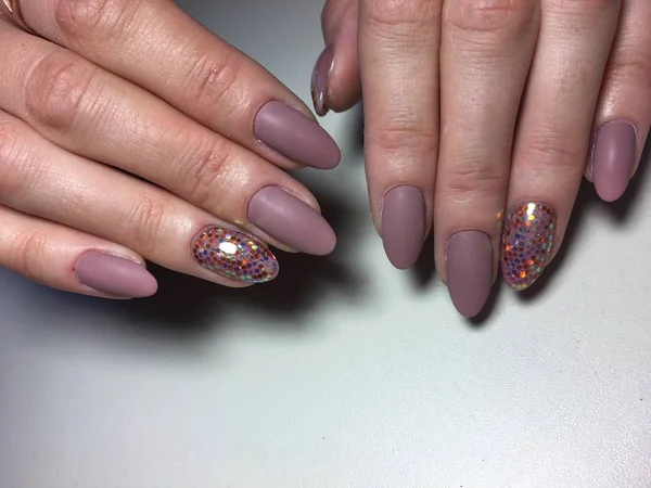 Manicura Beige Mate Moda Con Dizain Brillante —  Fotos de Stock