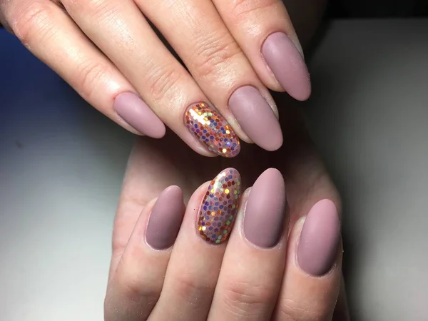 Modieuze Beige Mat Manicure Met Een Glanzende Dizain — Stockfoto