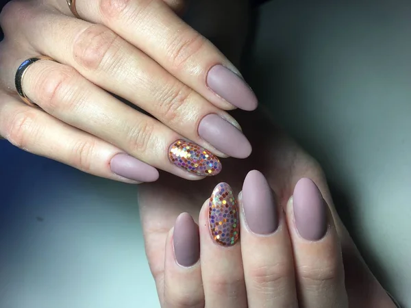 Modieuze Beige Mat Manicure Met Een Glanzende Dizain — Stockfoto