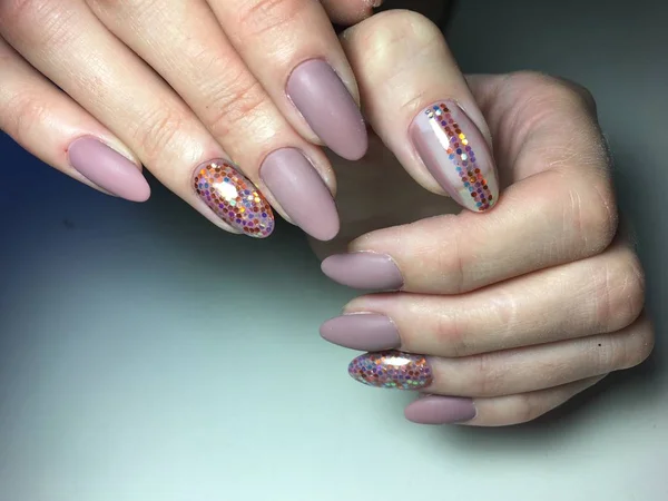 Modieuze Beige Mat Manicure Met Een Glanzende Dizain — Stockfoto