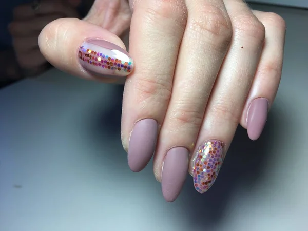 Modieuze Beige Mat Manicure Met Een Glanzende Dizain — Stockfoto