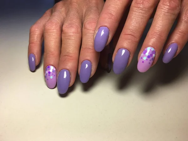 Manicura Púrpura Moda Con Diseño Lila Dulces —  Fotos de Stock