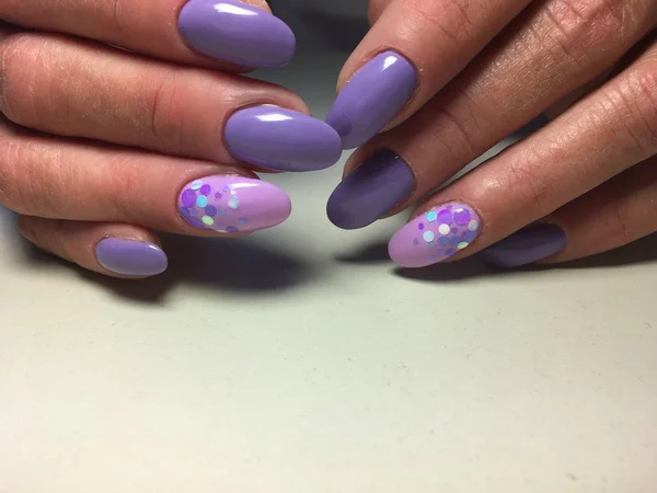Модный Фиолетовый Маникюр Лиловым Дизайном Сладостями — стоковое фото