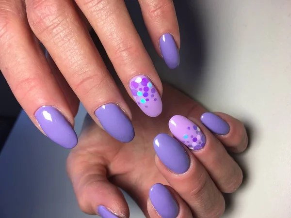 Модный Фиолетовый Маникюр Лиловым Дизайном Сладостями — стоковое фото