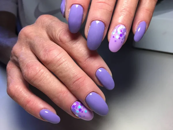 Modny Manicure Fioletowy Liliowy Projektowania Słodycze — Zdjęcie stockowe