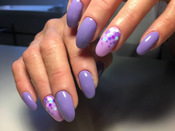 Modny Manicure Fioletowy Liliowy Projektowania Słodycze — Zdjęcie stockowe