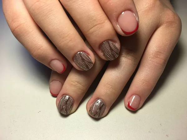 Manicura Francesa Roja Con Patrón Negro Diseño Dorado —  Fotos de Stock