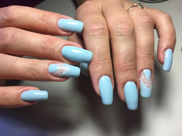 Manicure Blu Alla Moda Con Pizzo Bianco Foro Triangolare — Foto Stock