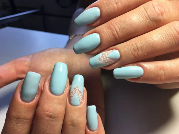Trendy Blauwe Manicure Met Witte Kant Driehoekige Gat — Stockfoto