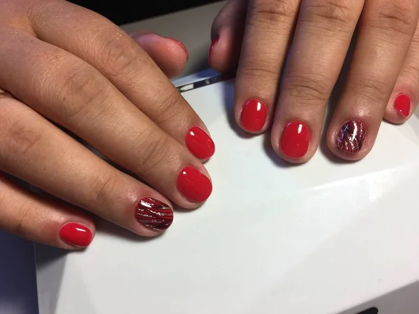 Manicura Roja Moda Con Patrón Negro Rayas Oro —  Fotos de Stock