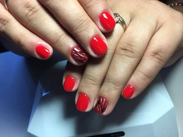 Manicura Roja Moda Con Patrón Negro Rayas Oro —  Fotos de Stock