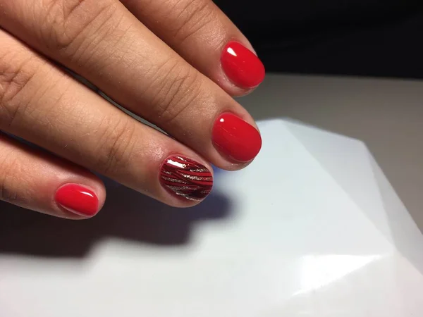 Modny Manicure Czerwony Czarnym Wzorem Złote Paski — Zdjęcie stockowe