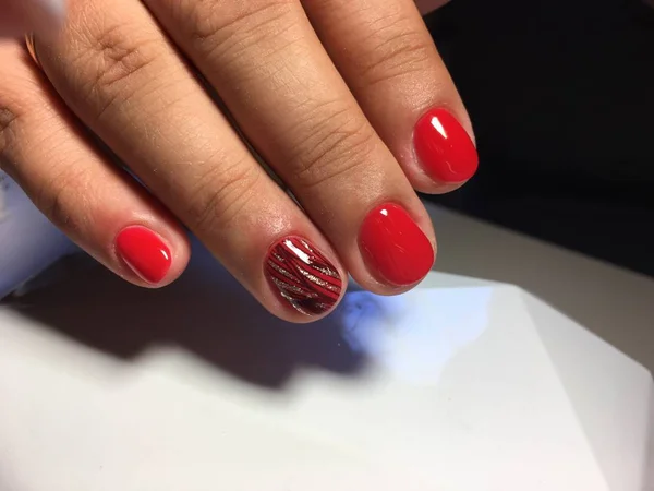 Manicura Roja Moda Con Patrón Negro Rayas Oro —  Fotos de Stock