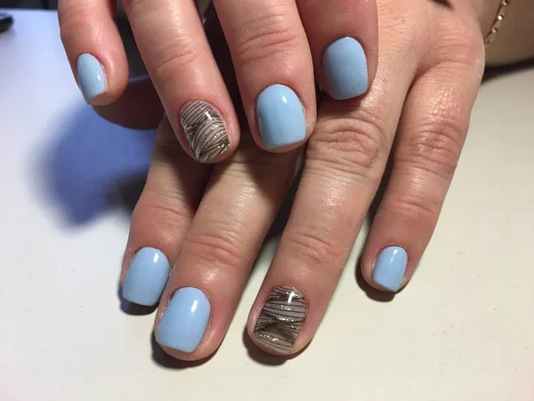 Modny Manicure Niebieski Czarnym Wzorem Złote Paski — Zdjęcie stockowe