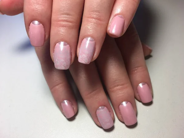 Manicura Rosa Claro Suave Con Gradiente Estampado —  Fotos de Stock