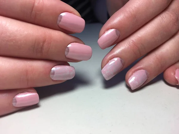 Zacht Licht Roze Manicure Met Een Patroon Verloop — Stockfoto