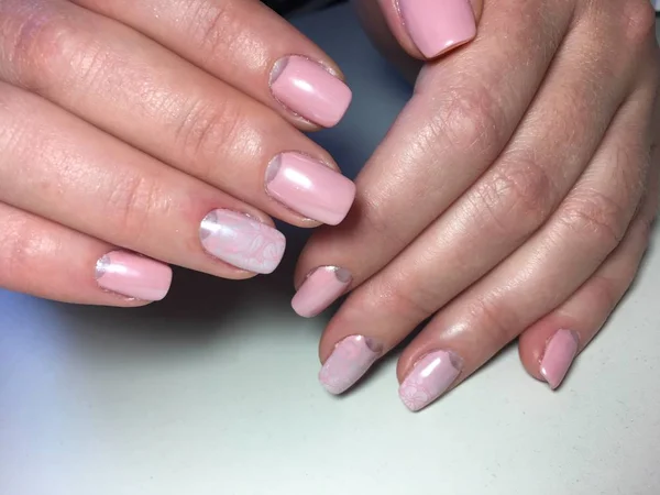 Zacht Licht Roze Manicure Met Een Patroon Verloop — Stockfoto