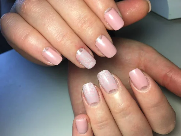 Zacht Licht Roze Manicure Met Een Patroon Verloop — Stockfoto