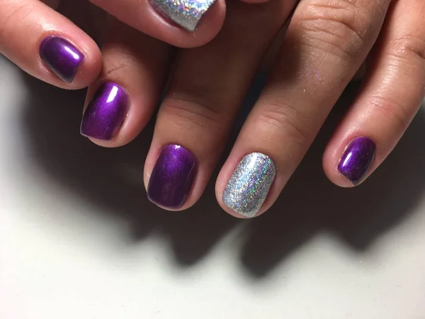 Manicure Roxo Brilhante Moda Com Design Holográfico — Fotografia de Stock