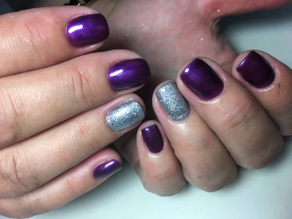 Manicure Roxo Brilhante Moda Com Design Holográfico — Fotografia de Stock