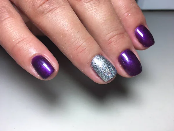 Modne Jasny Fioletowy Manicure Holograficzne Design — Zdjęcie stockowe