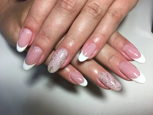 Delicada Manicure Francês Branco Com Rendas Prata — Fotografia de Stock