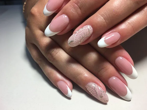 Delikatny Biały French Manicure Koronki Srebro — Zdjęcie stockowe