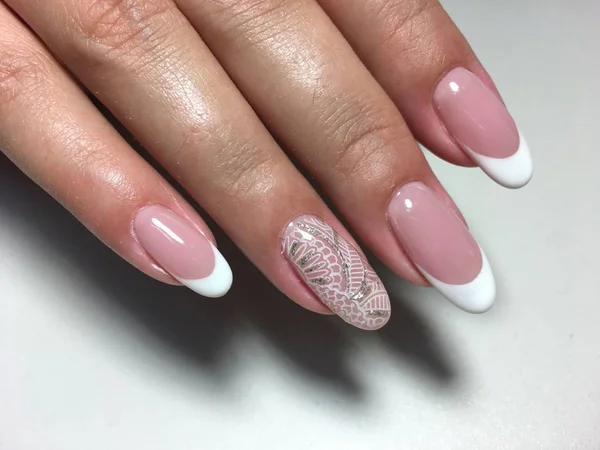 Fijne Witte Franse Manicure Met Kant Zilver — Stockfoto