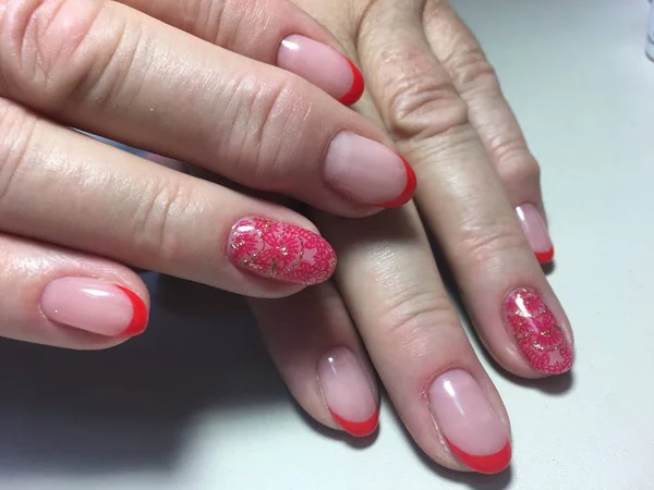 Delicata Manicure Francese Rossa Con Pizzo Oro — Foto Stock