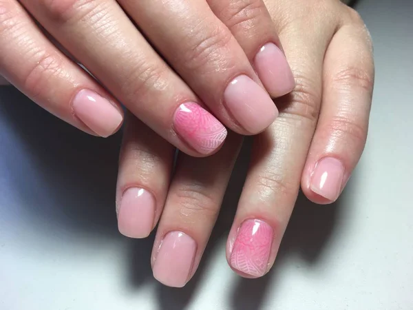 Delikatny Różowy Manicure Wzorem Gradientu — Zdjęcie stockowe