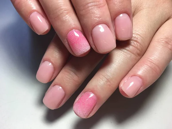 Delikatny Różowy Manicure Wzorem Gradientu — Zdjęcie stockowe