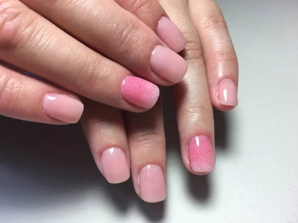 Delikatny Różowy Manicure Wzorem Gradientu — Zdjęcie stockowe